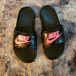 Nike womens 8 slip on slide sandals pink/black